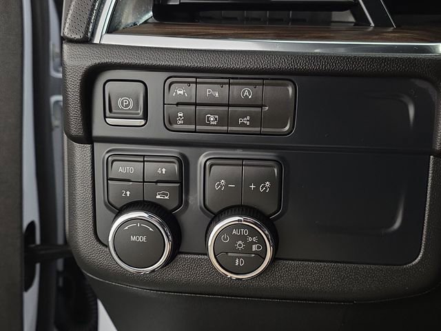 Used 2026 Chevrolet Suburban Premier AWD/4WD image 17