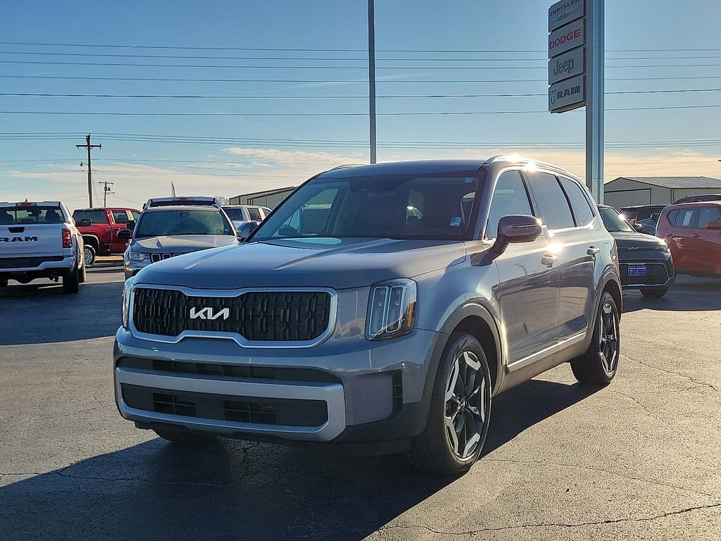 Used 2024 Kia Telluride EX w/ EX Captain's Chair Package image 2