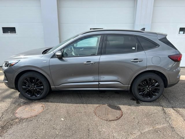 Used 2023 Ford Escape ST-Line Elite w/ Premium Technology Package AWD/4WD image 3
