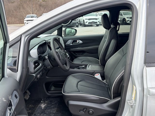 New 2026 Chrysler Pacifica Limited w/ S Appearance Package FWD image 15