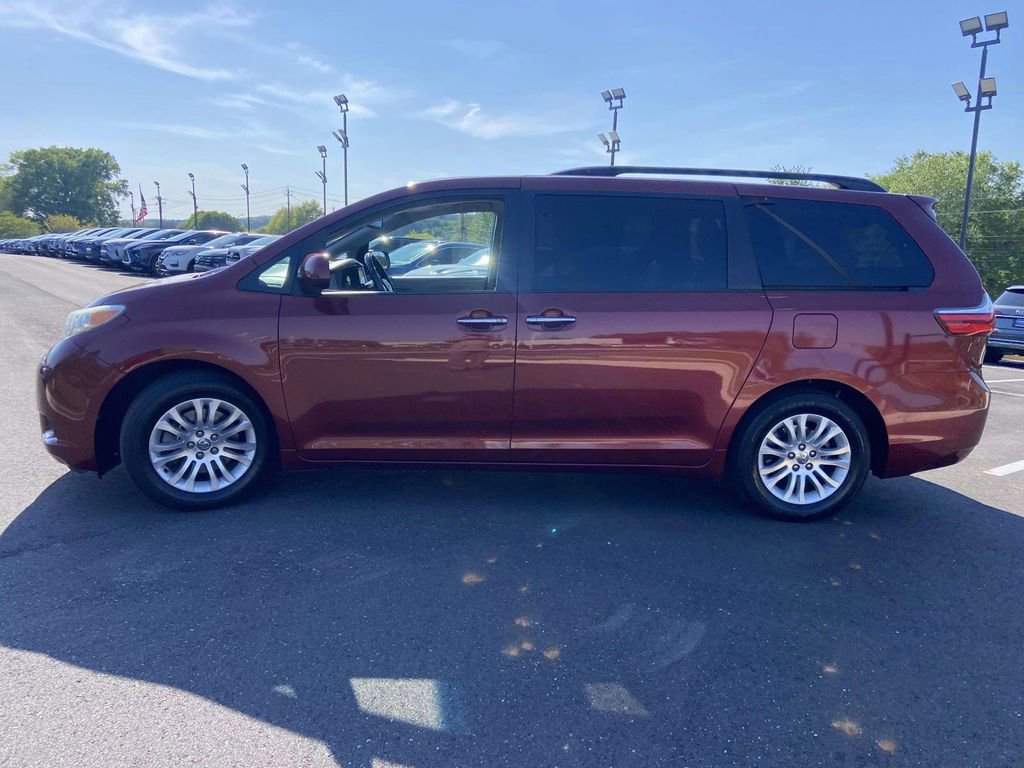 Used 2016 Toyota Sienna XLE FWD image 6