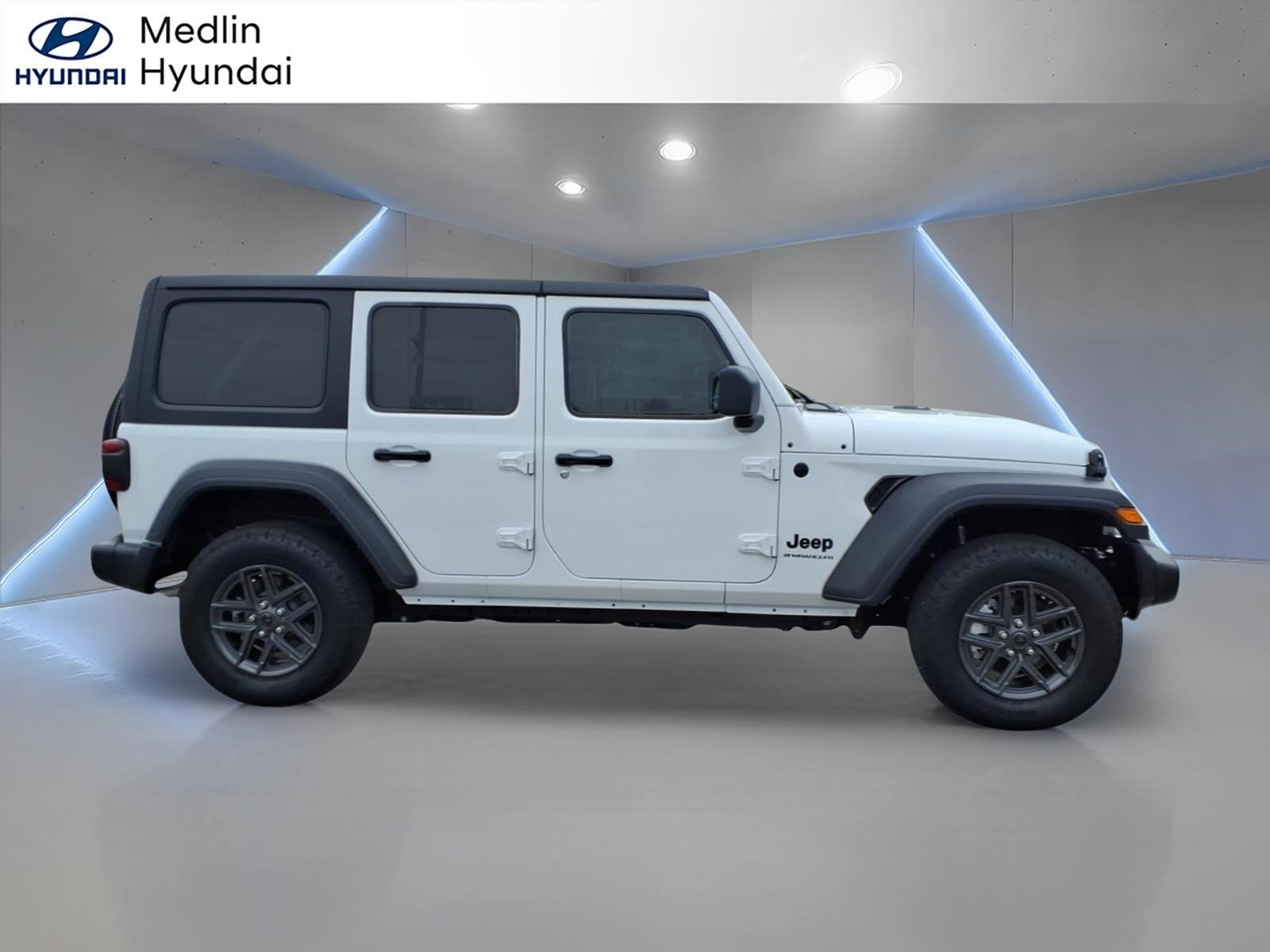Used 2025 Jeep Wrangler Unlimited Sport AWD/4WD image 2