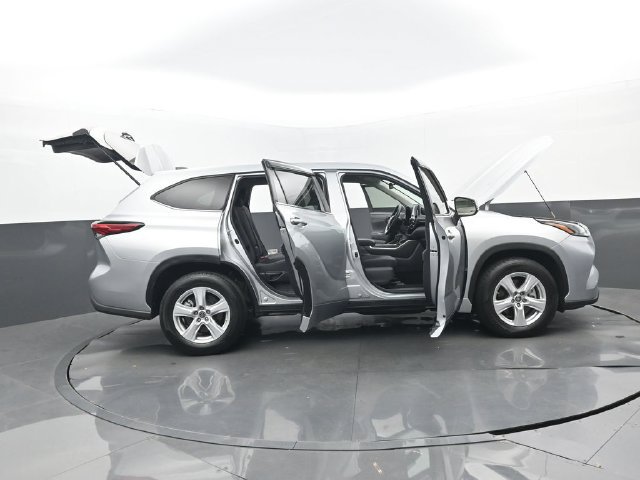 Used 2023 Toyota Highlander L FWD image 31