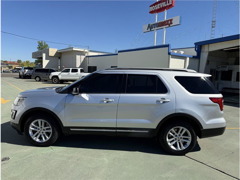 Used 2017 Ford Explorer XLT w/ Equipment Group 201A FWD image 9