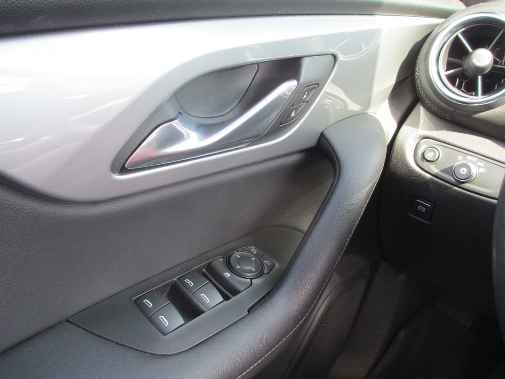 Used 2019 Chevrolet Blazer LT FWD image 23