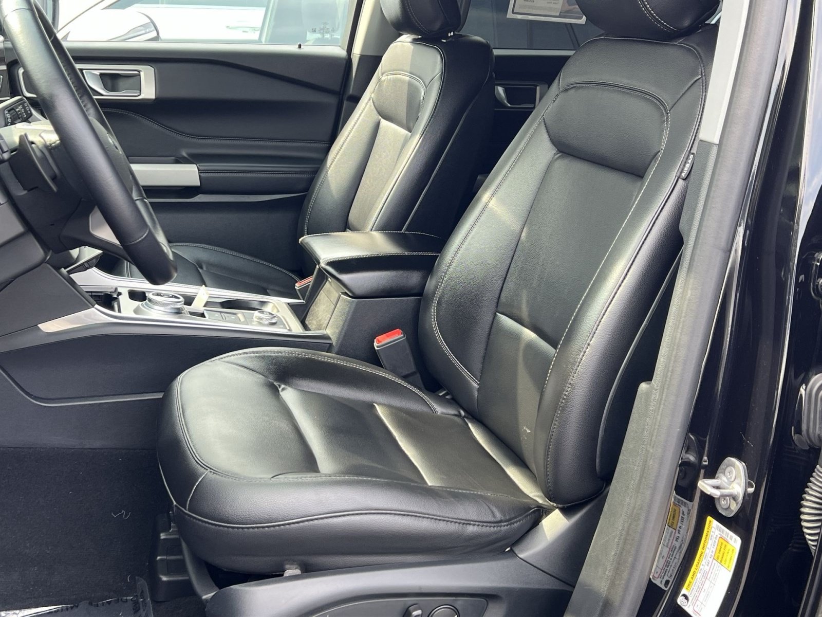 Used 2020 Ford Explorer XLT w/ Equipment Group 202A AWD/4WD image 18