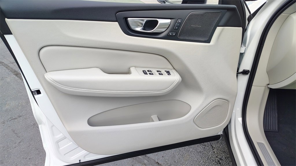 New 2026 Volvo XC60 B5 Ultra w/ Climate Package image 8