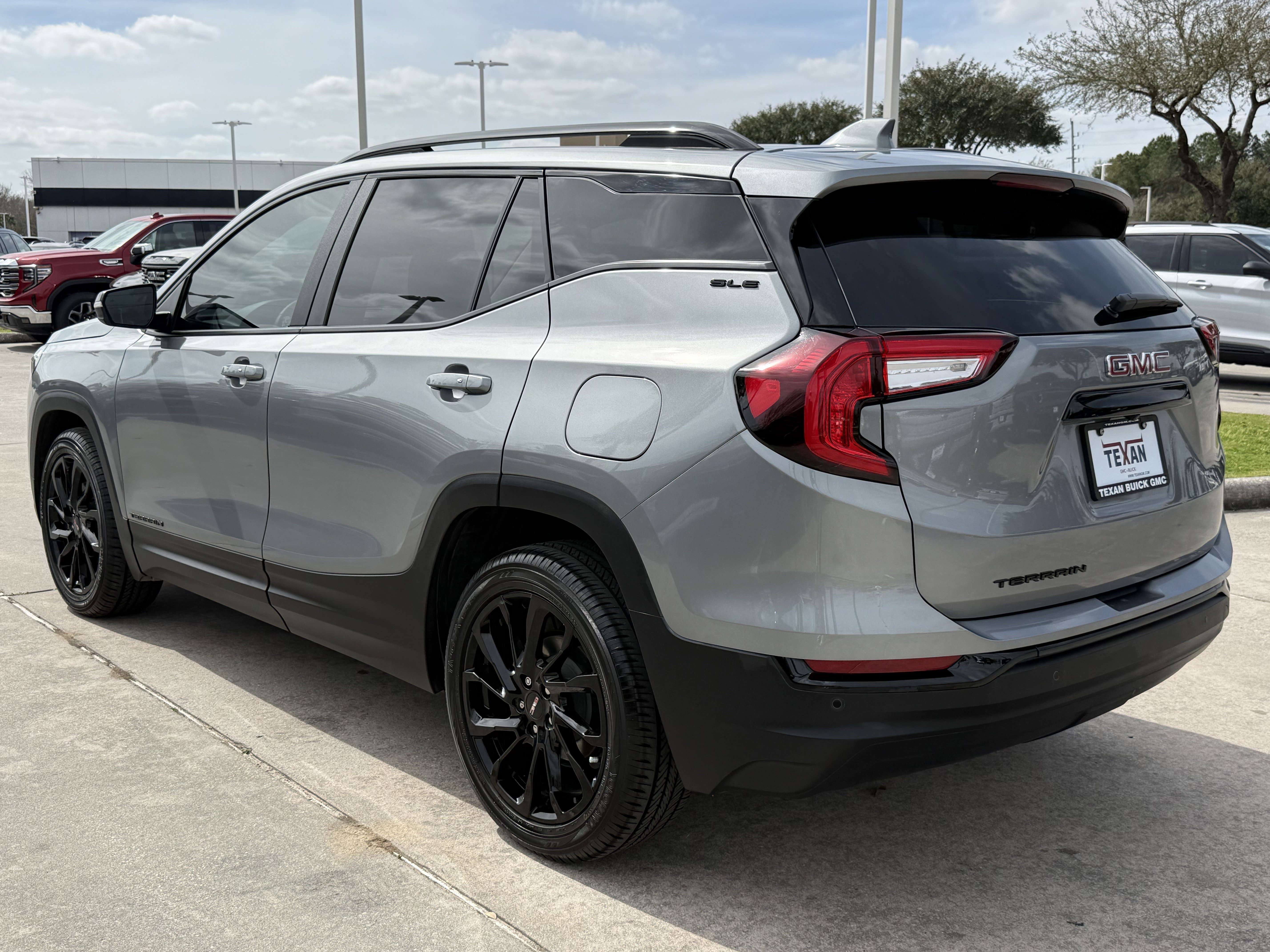 Used 2024 GMC Terrain SLE w/ Driver Convenience Package image 7