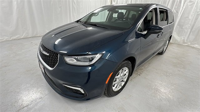 Used 2023 Chrysler Pacifica Touring-L image 7