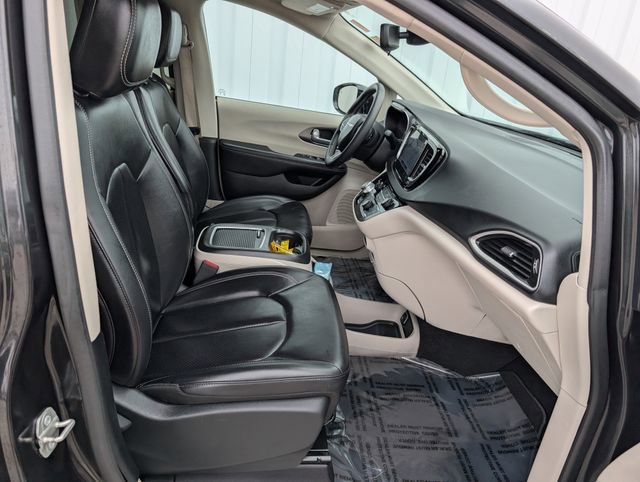 Used 2024 Chrysler Pacifica Touring-L image 27