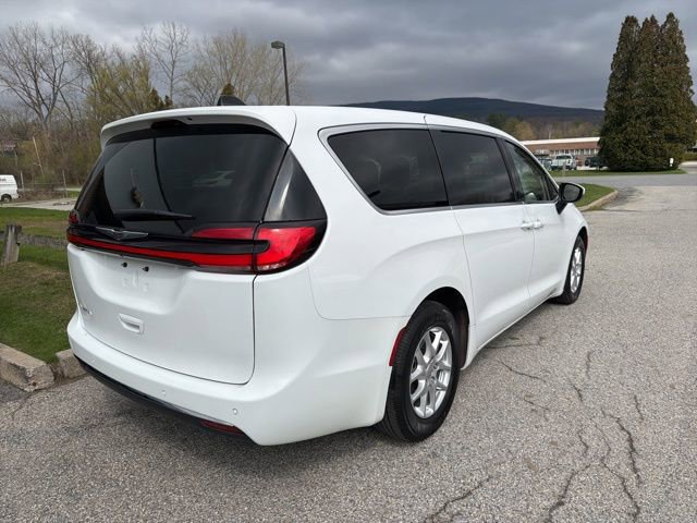 Used 2023 Chrysler Pacifica Touring-L FWD image 3