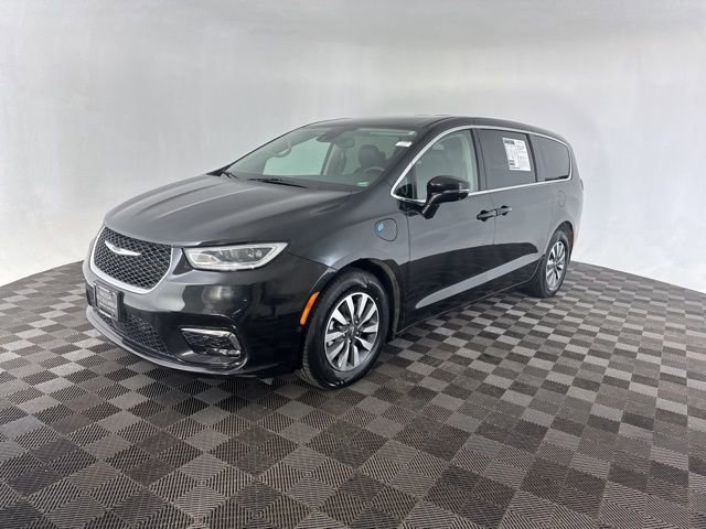 Used 2022 Chrysler Pacifica Touring-L w/ Uconnect Theater Family Group image 3