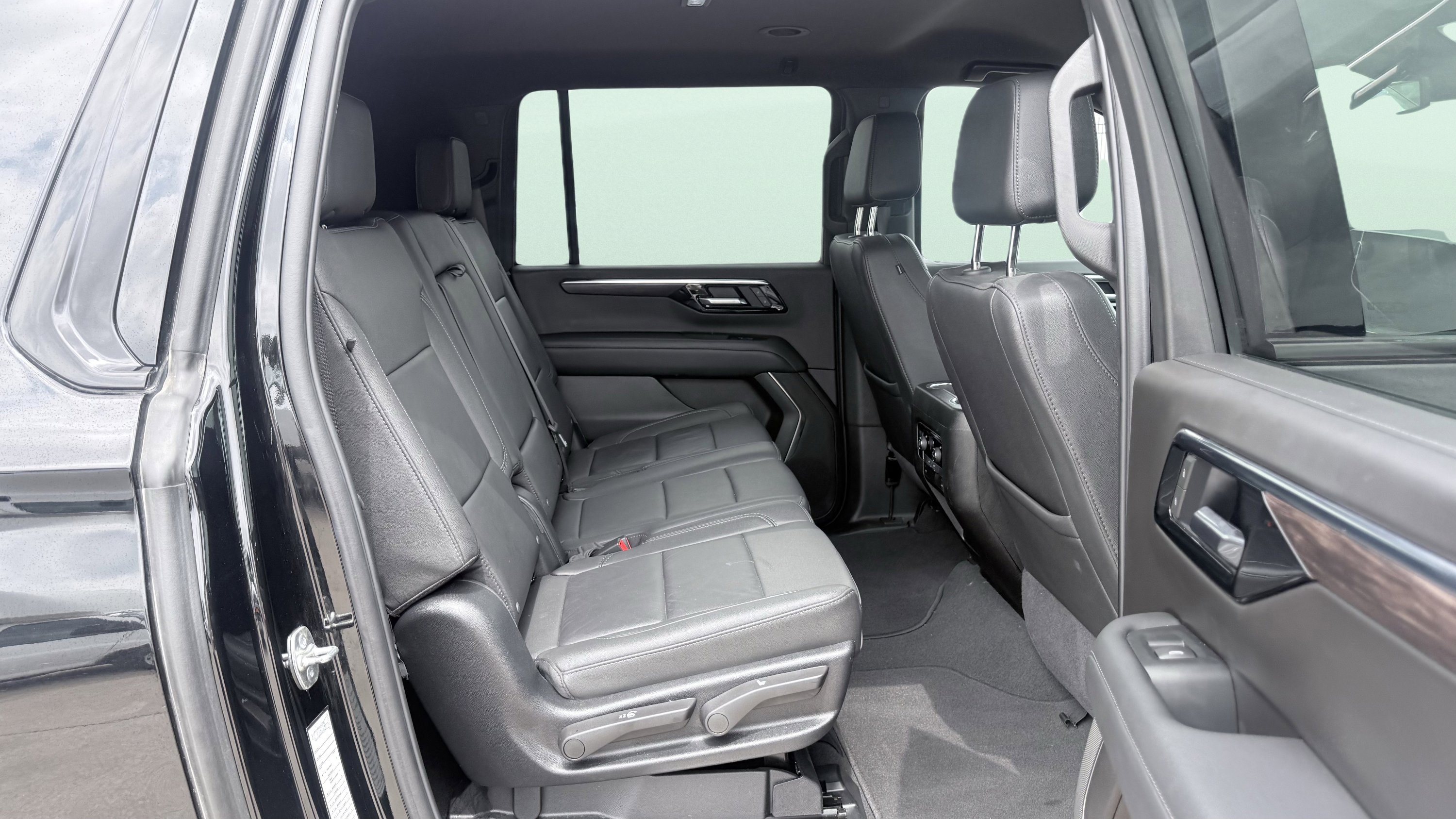 Used 2025 Chevrolet Suburban Z71 AWD/4WD image 47