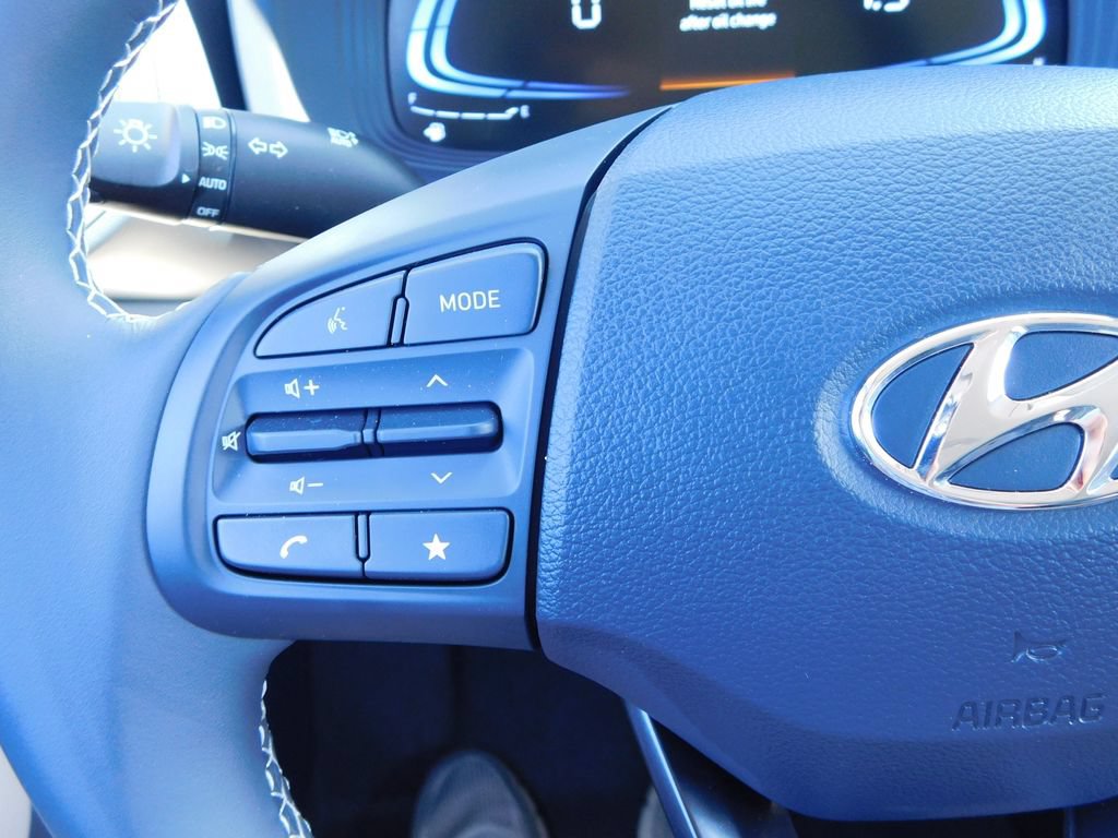 Used 2025 Hyundai Venue Limited FWD image 27