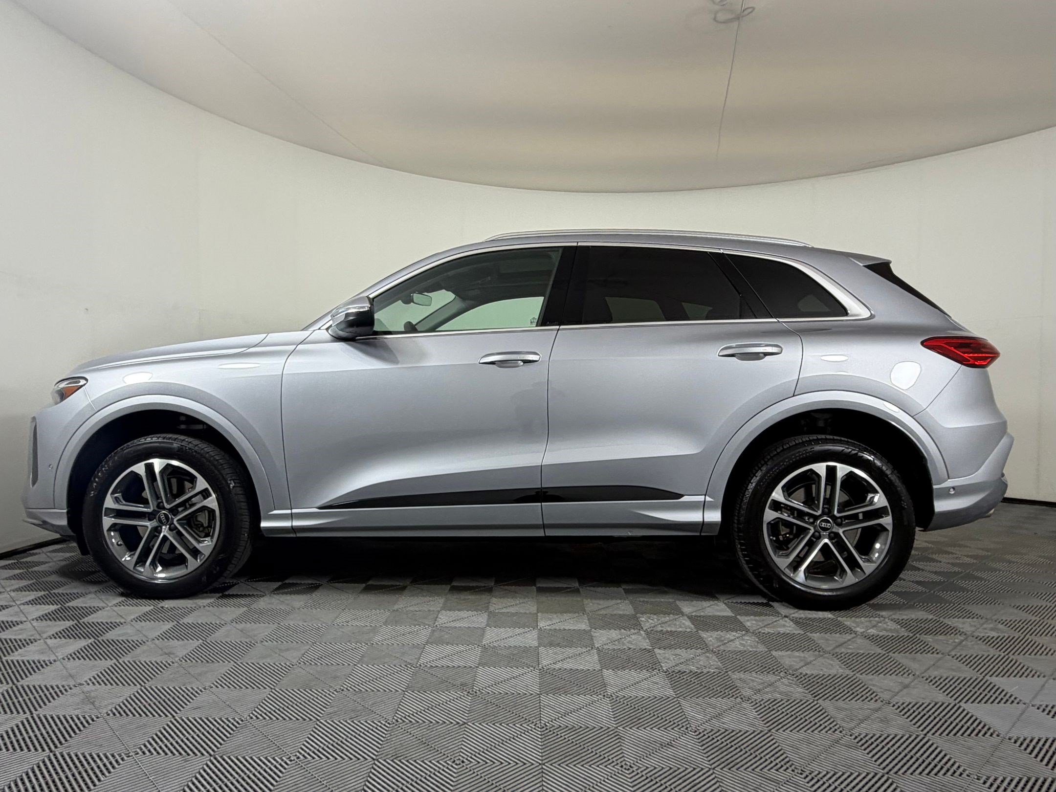 Certified 2025 Audi Q5 Premium AWD/4WD image 2