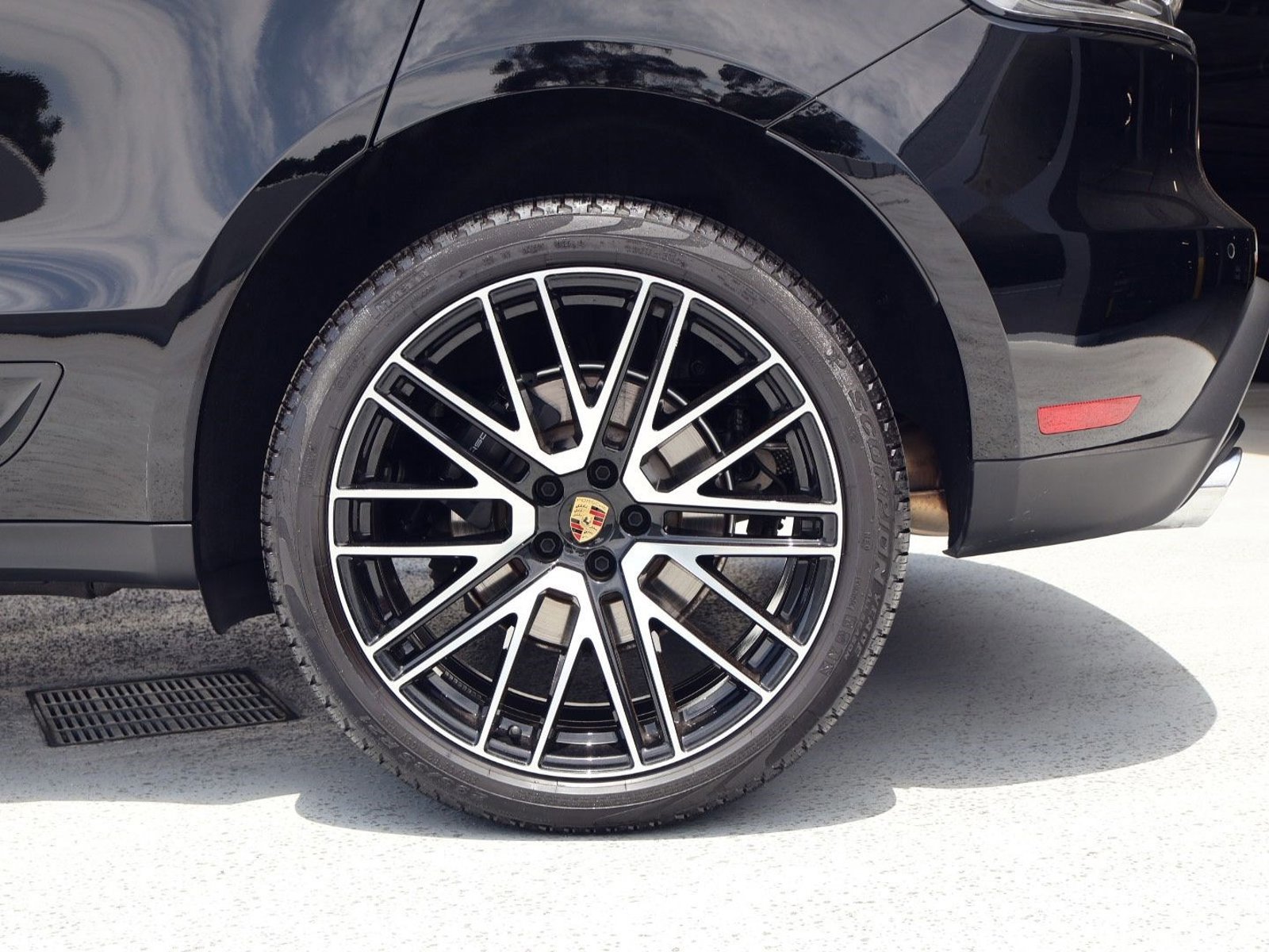 Certified 2025 Porsche Macan AWD/4WD image 29