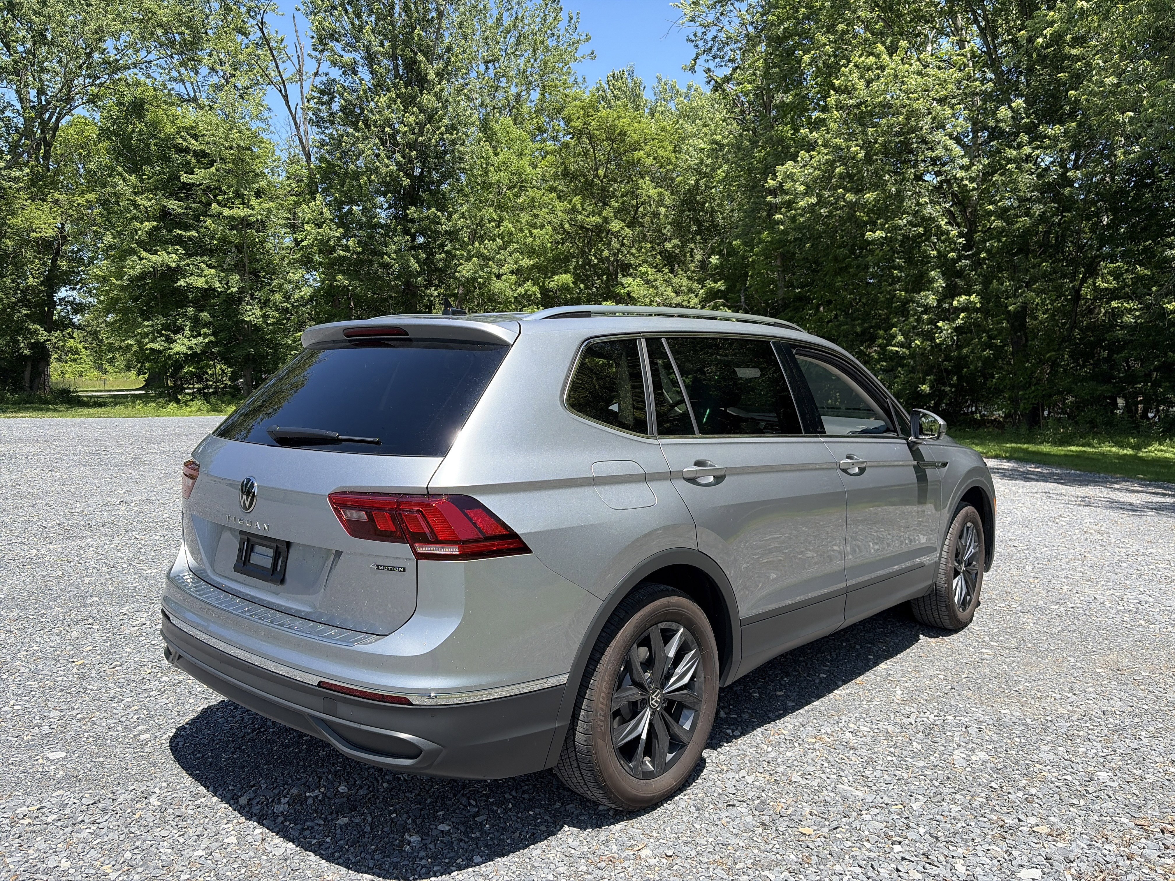 Used 2024 Volkswagen Tiguan SE w/ Panoramic Sunroof Package AWD/4WD image 5