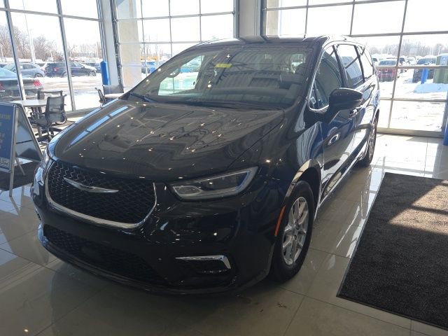 Used 2023 Chrysler Pacifica Touring-L image 2