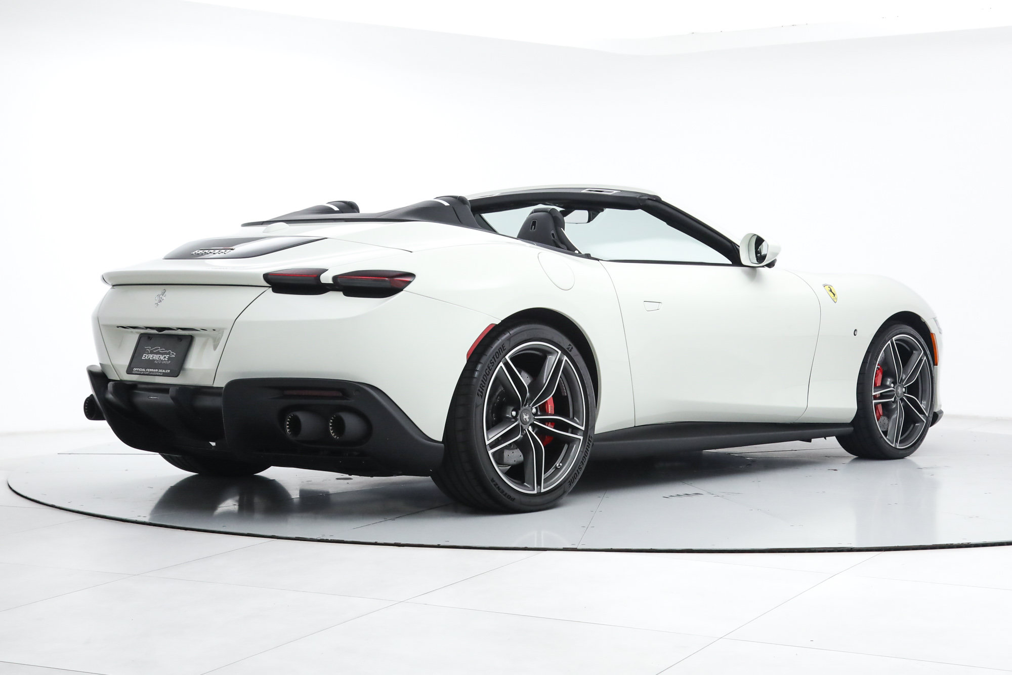 Certified 2025 Ferrari Roma Spider RWD image 3