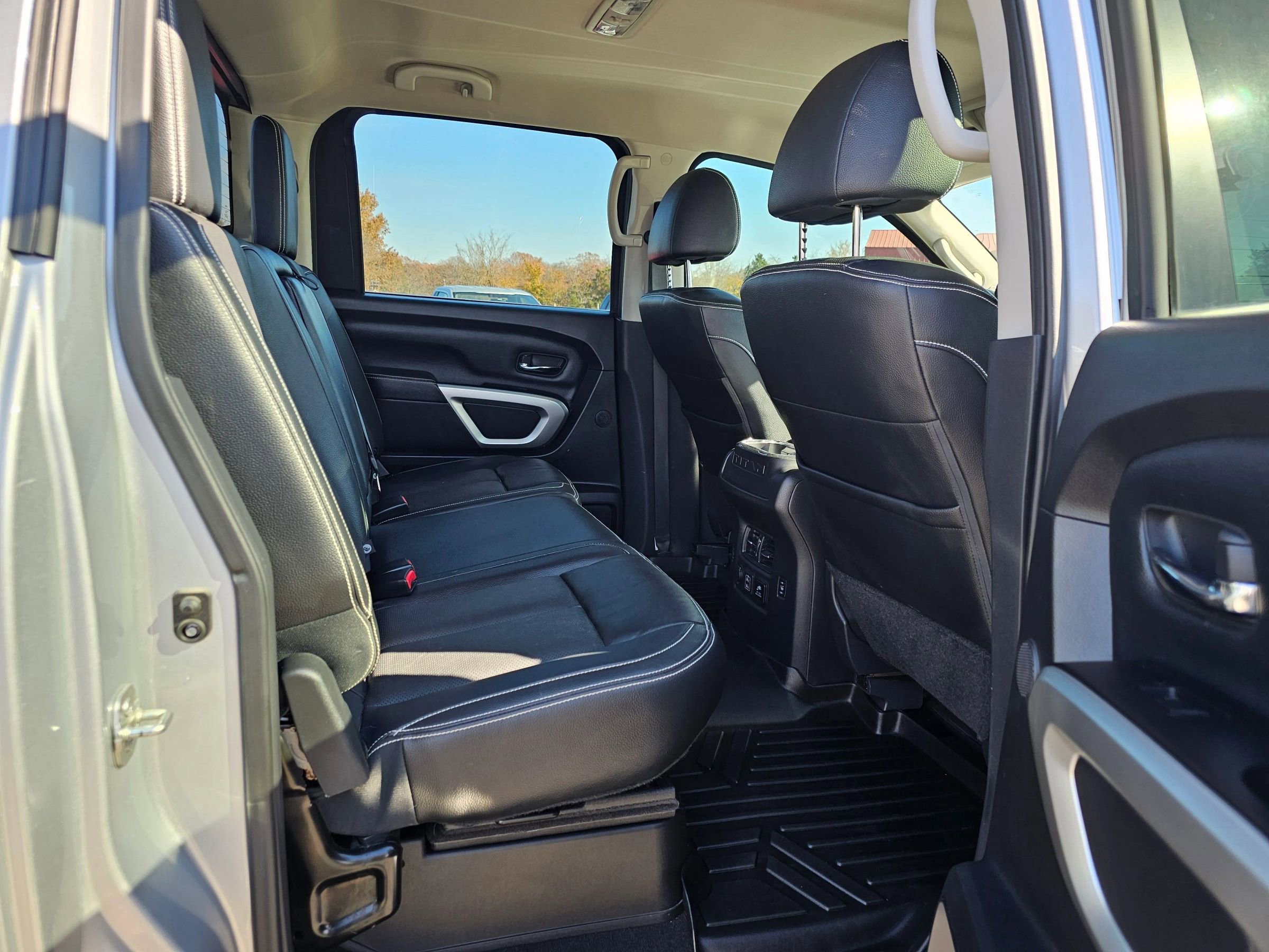 Used 2019 Nissan Titan PRO-4X w/ Pro-4x Convenience Package image 9