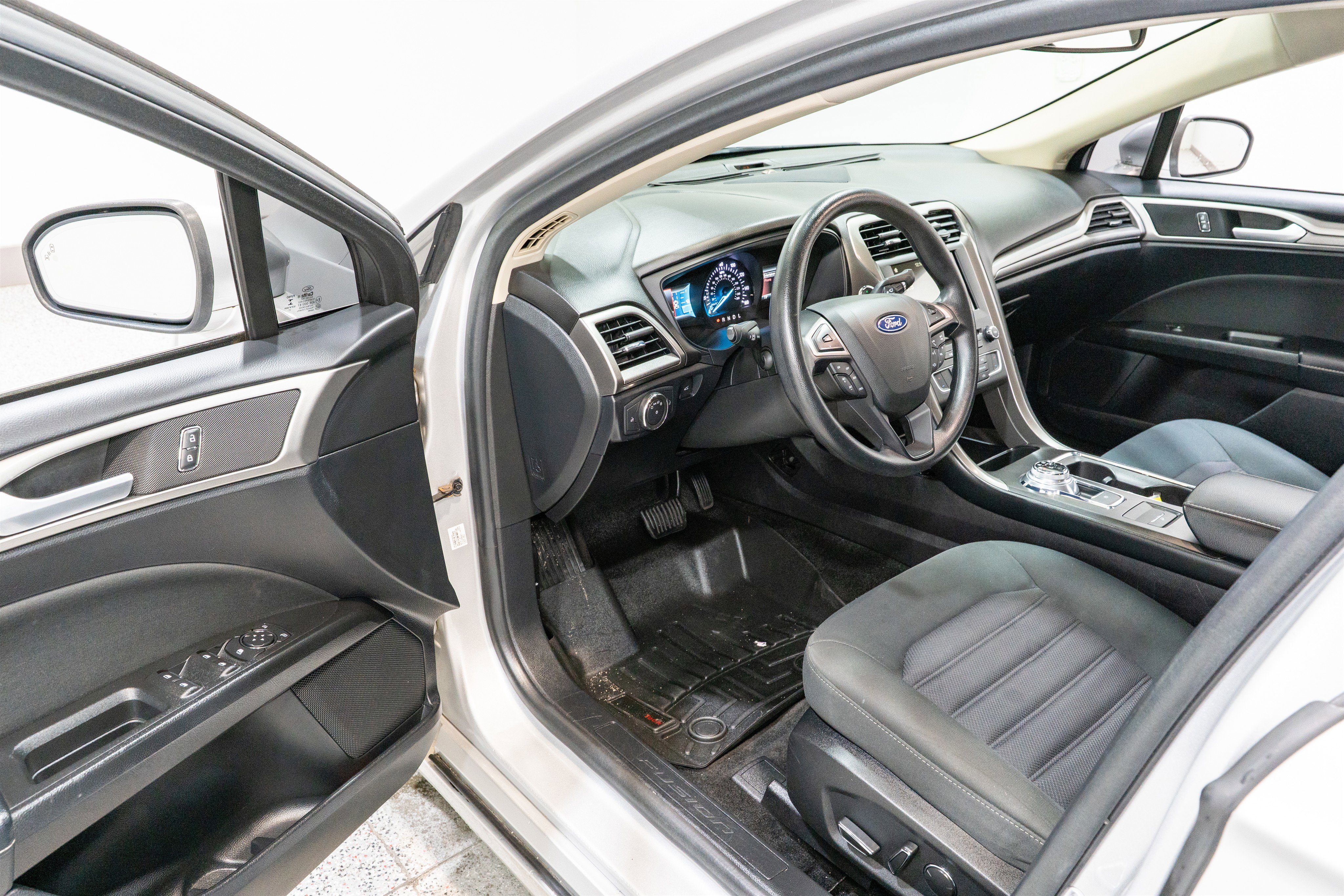 Used 2018 Ford Fusion SE FWD image 12