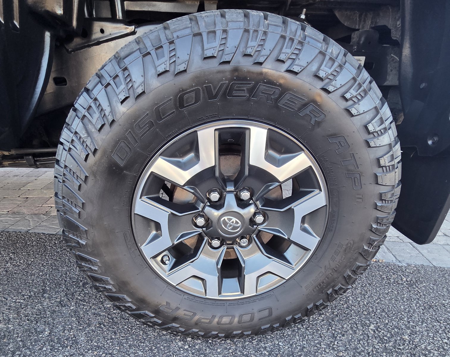 Used 2016 Toyota Tacoma TRD Off-Road AWD/4WD image 9