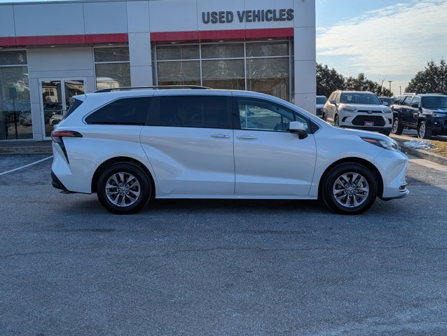 Used 2024 Toyota Sienna XLE image 3