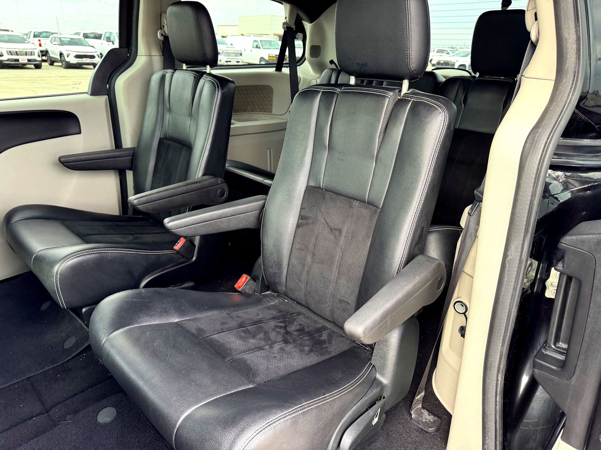 Used 2018 Dodge Grand Caravan SXT image 17