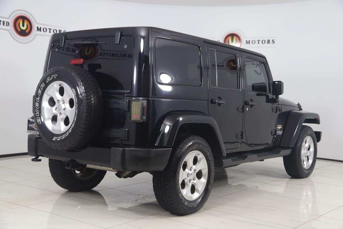 Used 2015 Jeep Wrangler Unlimited Sahara w/ Connectivity Group AWD/4WD image 3