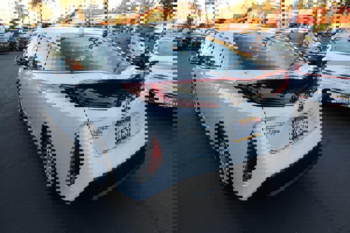 Used 2017 Toyota Prius Prime Premium image 5