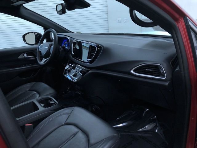 Used 2025 Chrysler Pacifica Select image 25