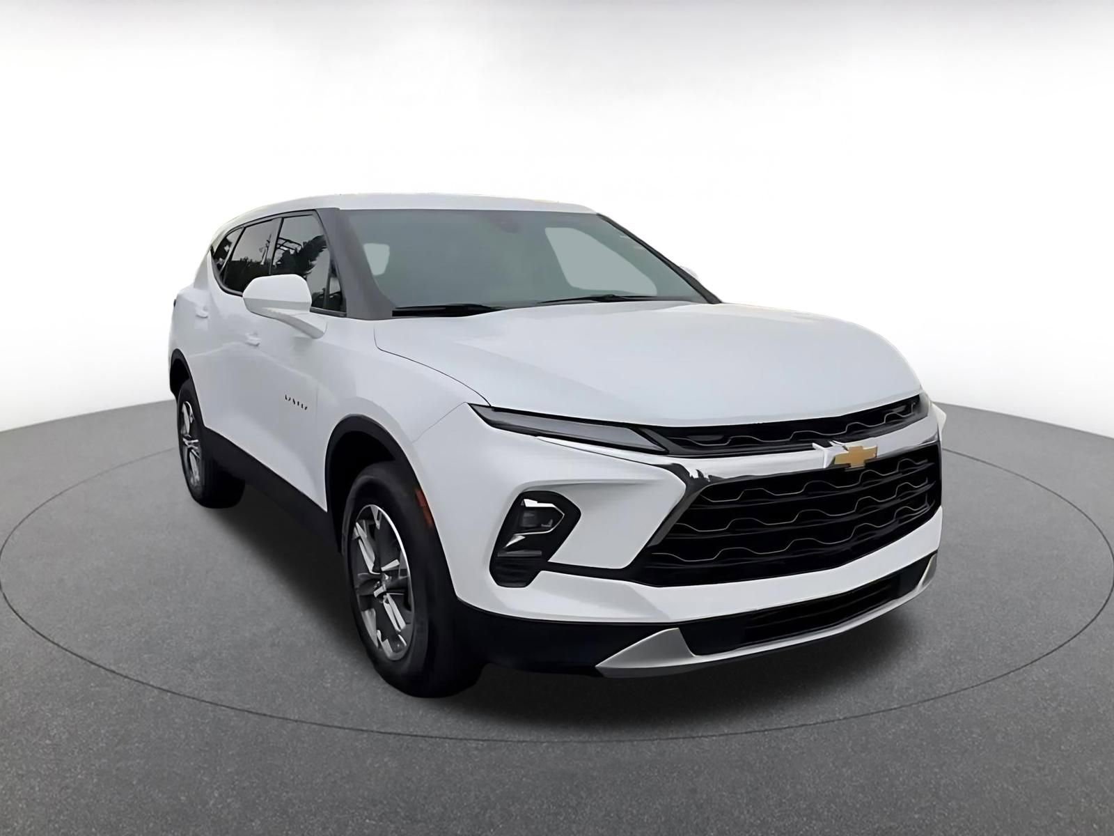 Used 2025 Chevrolet Blazer LT image 3