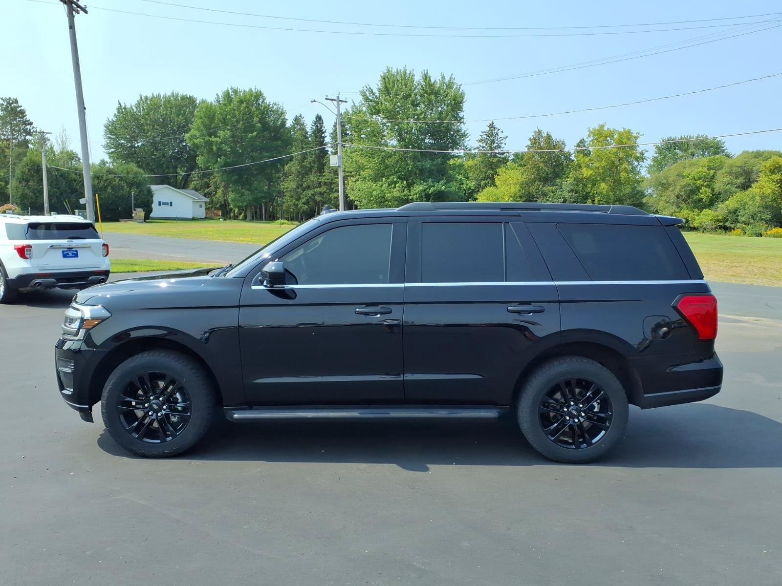 Used 2024 Ford Expedition XLT AWD/4WD image 2