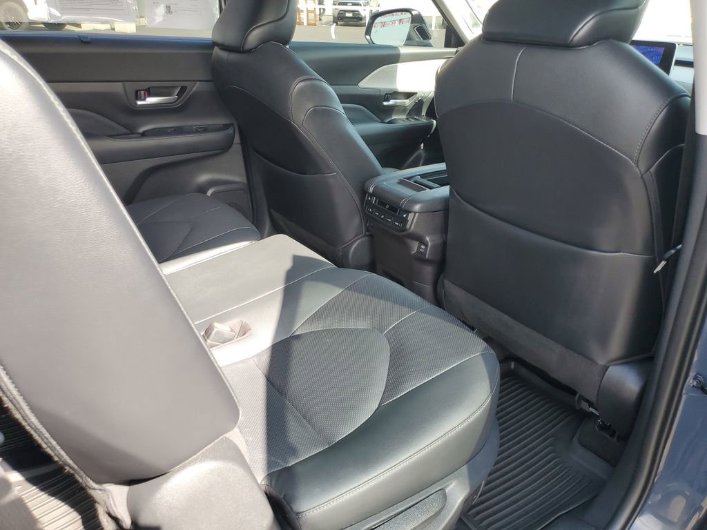 Used 2024 Toyota Grand Highlander AWD image 31