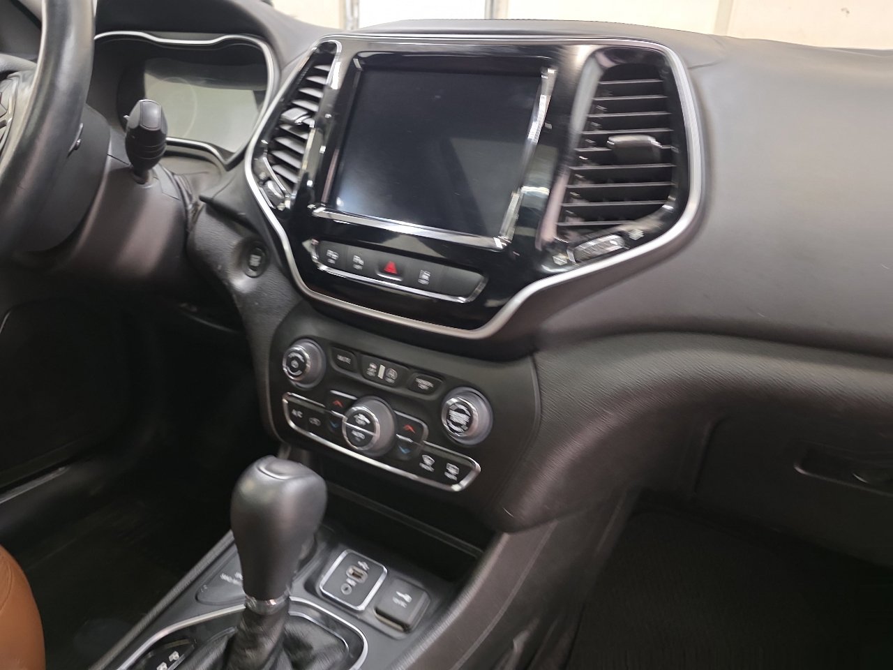 Used 2019 Jeep Cherokee Overland w/ Technology Group image 44