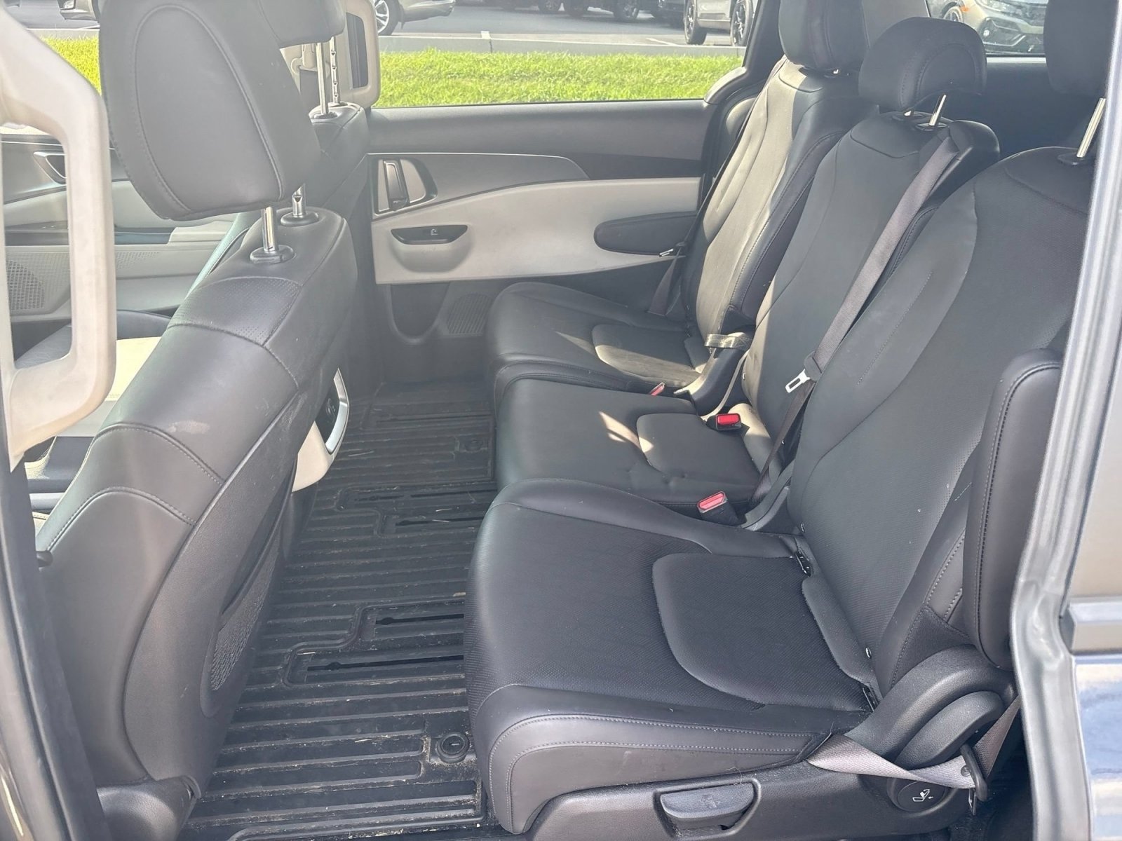 Used 2024 Kia Carnival LX FWD image 4