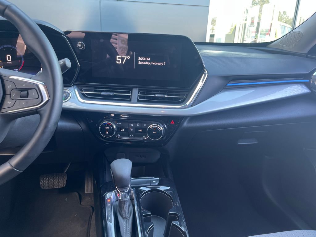 Used 2025 Chevrolet Trax LT w/ LT Convenience Package image 18