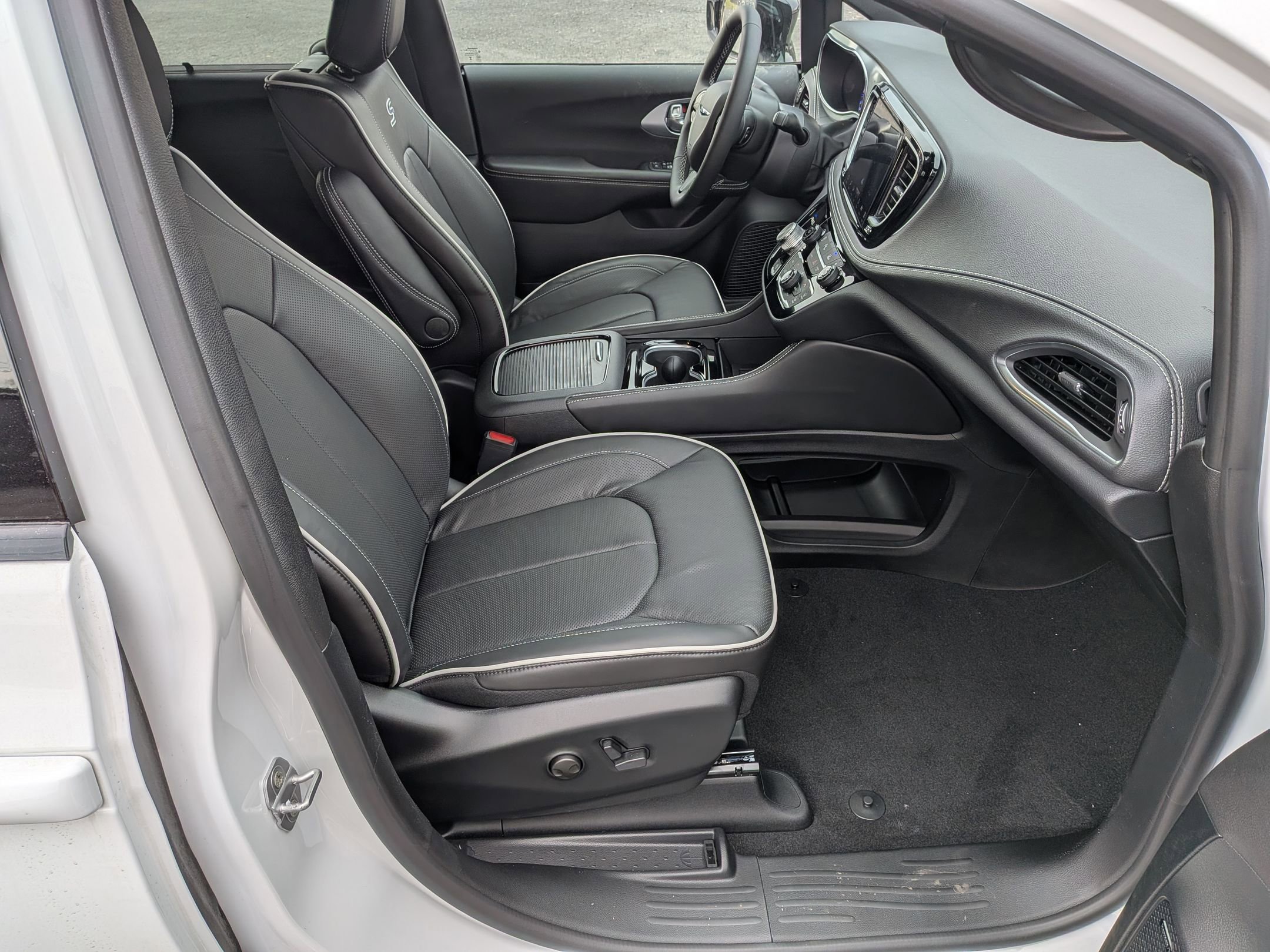 New 2026 Chrysler Pacifica Limited w/ Uconnect Theater Family Group image 39