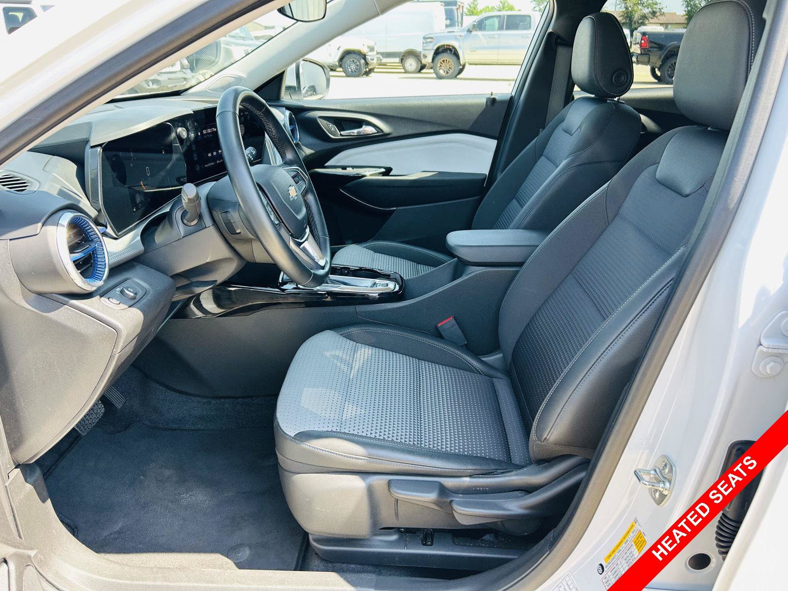 Used 2025 Chevrolet Trax LT w/ LT Convenience Package FWD image 3
