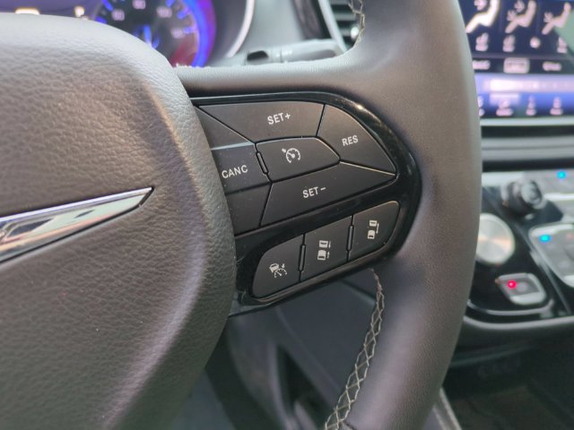 Used 2025 Chrysler Pacifica Limited FWD image 21