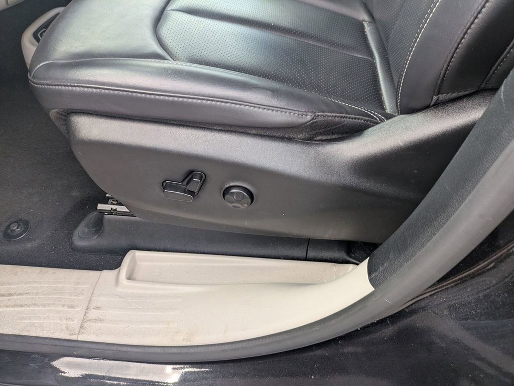 Used 2023 Chrysler Pacifica Touring-L image 13