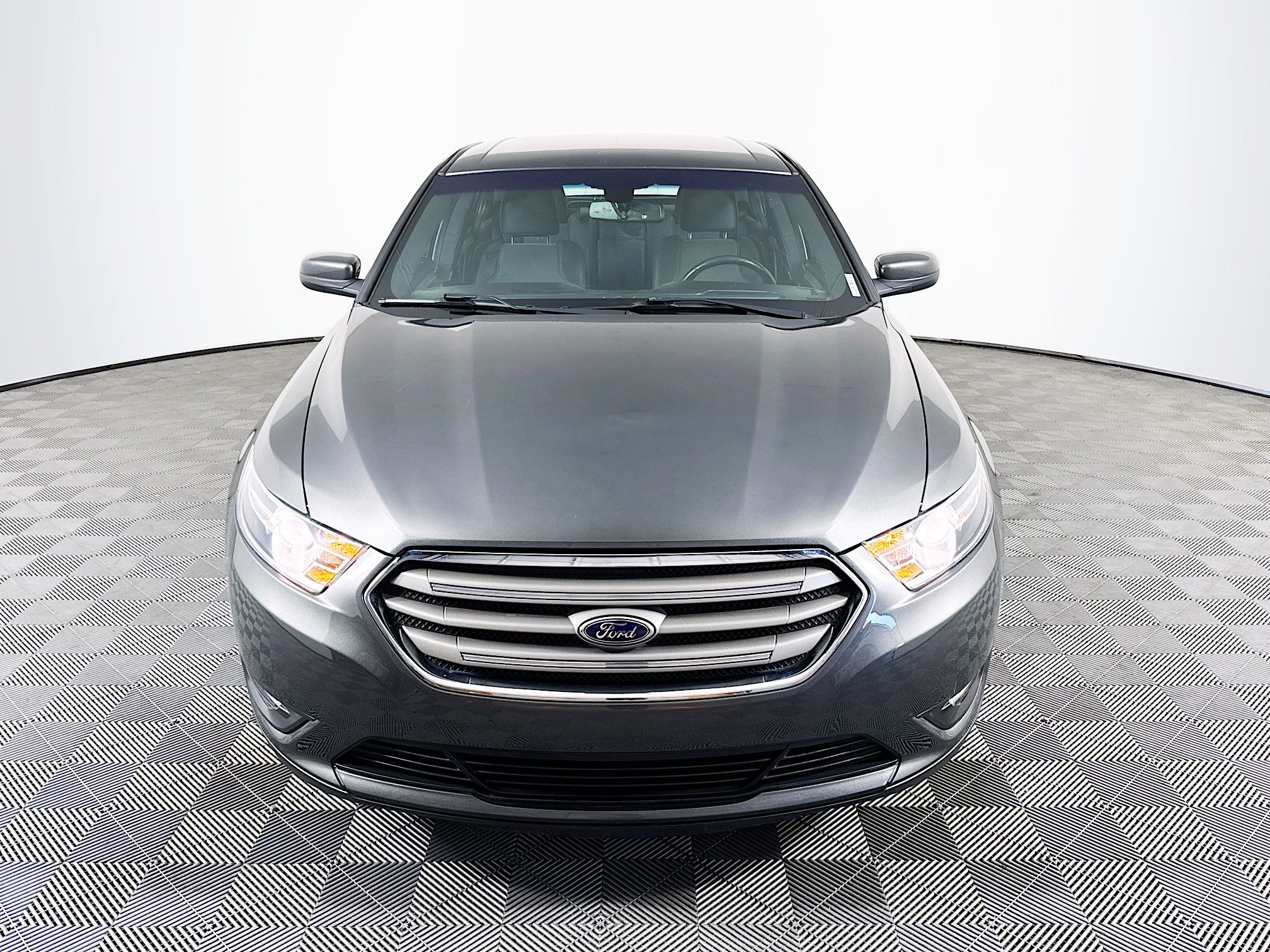 Used 2018 Ford Taurus SEL image 2