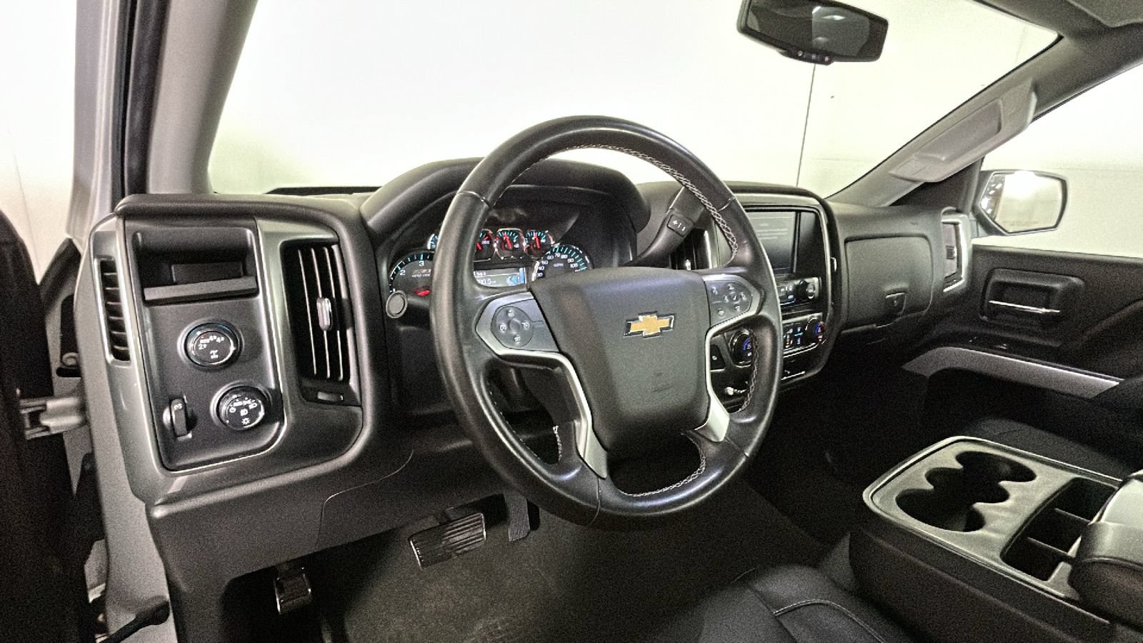 Used 2018 Chevrolet Silverado 1500 LT w/ Redline Edition AWD/4WD image 17