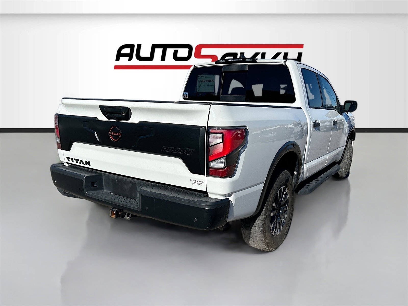 Used 2023 Nissan Titan PRO-4X w/ Pro-4x Convenience Package image 7