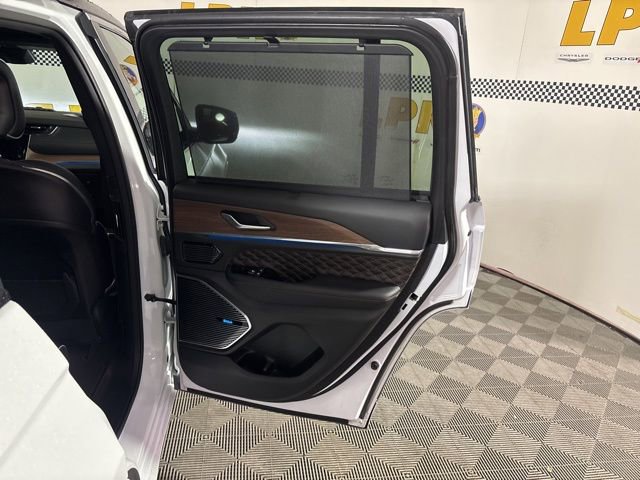 Used 2022 Jeep Grand Cherokee Summit w/ Luxury Tech Group V image 29