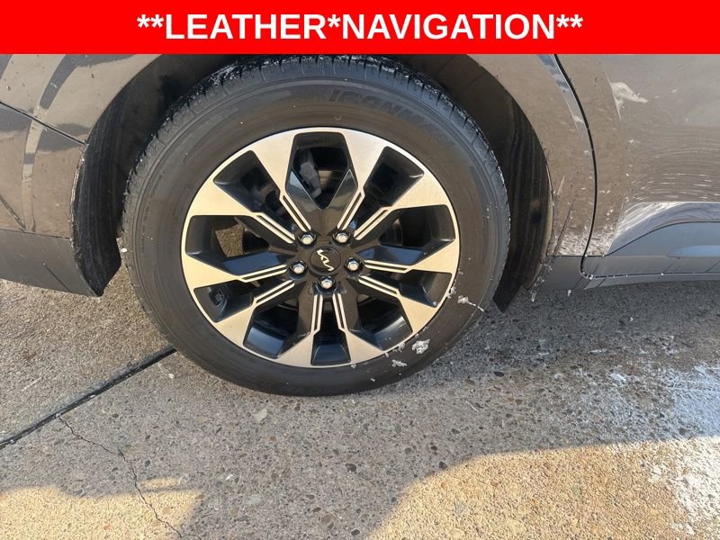 Used 2023 Kia Carnival EX FWD image 7
