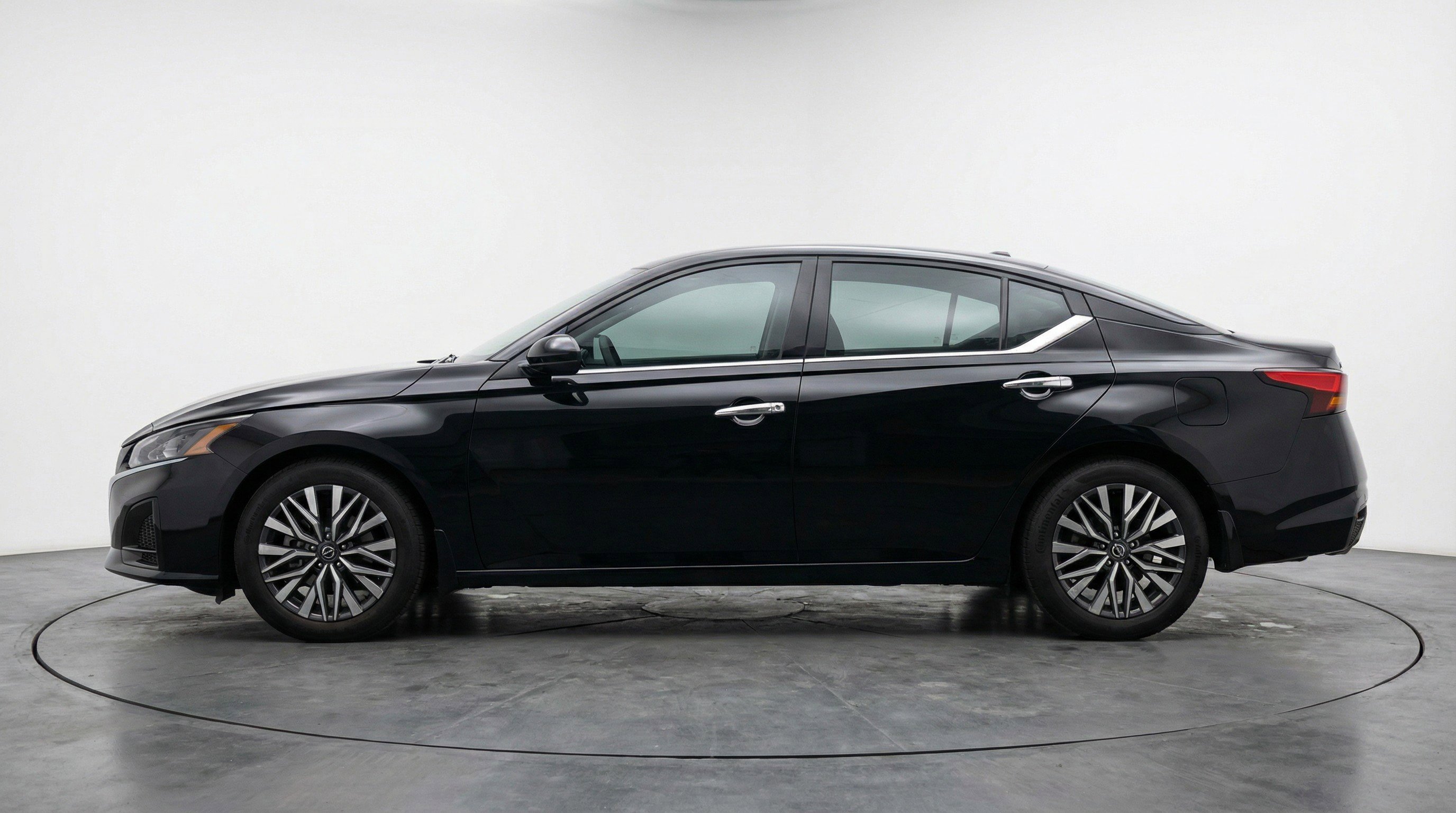 Used 2025 Nissan Altima 2.5 SV FWD image 5