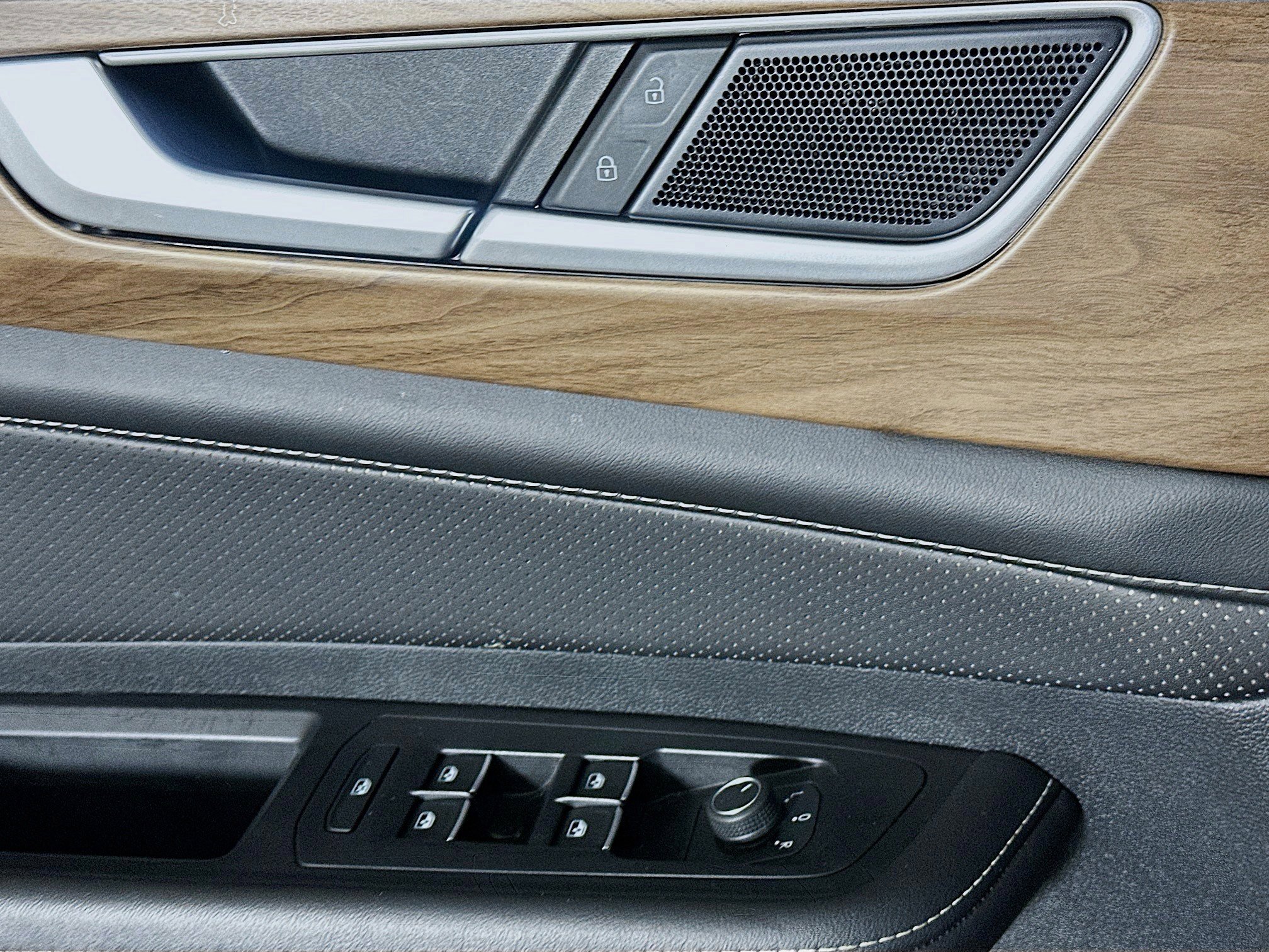 Used 2025 Volkswagen Atlas SE AWD/4WD image 15