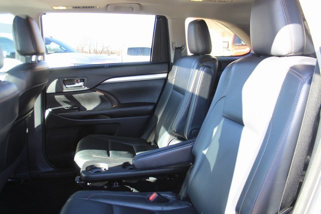 Used 2018 Toyota Highlander SE image 29