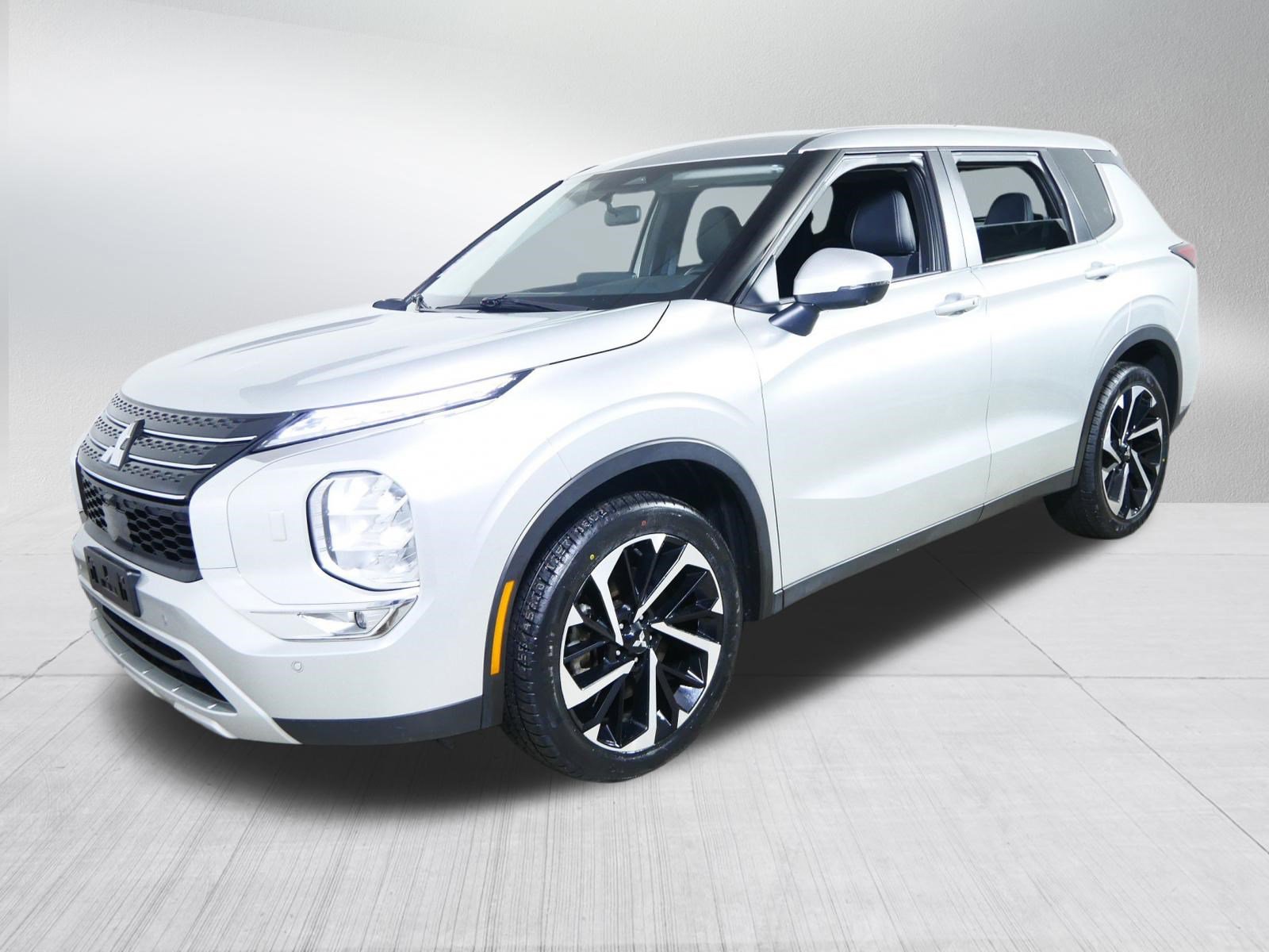 Used 2024 Mitsubishi Outlander SE image 3